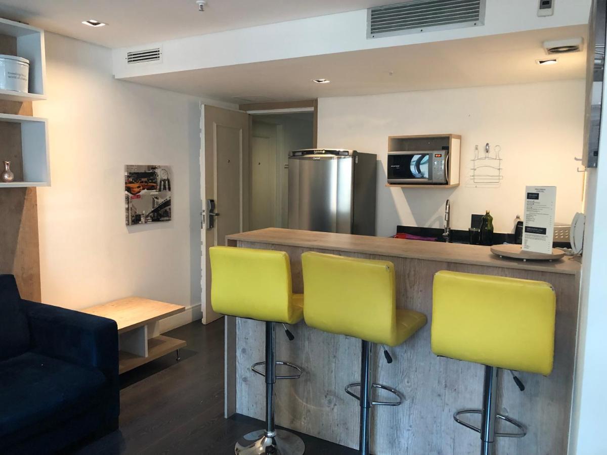 Charmoso flat na Vila Olímpia entre os shoppings JK e Vila Olímpia Apartamento São Paulo